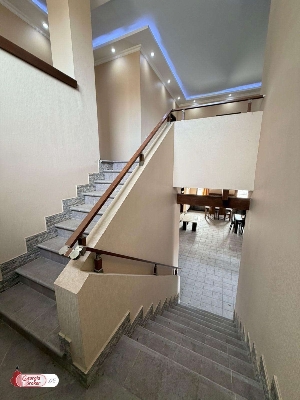 იყიდება ახალი გარემონტებული 15 ოთახიანი სახლი